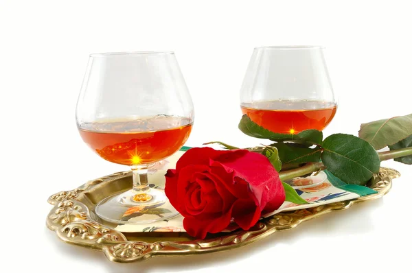 Roses and glasses of cognac — Stock Photo, Image