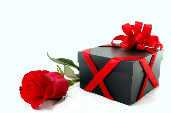 Confezione regalo con rosa — Foto Stock