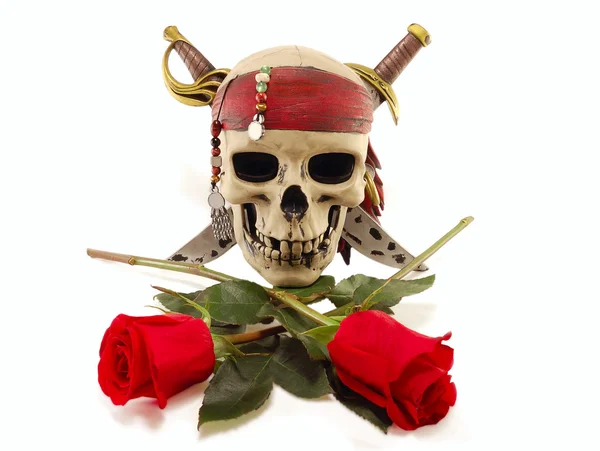 Totenkopf und zwei rote Rosen — Stockfoto