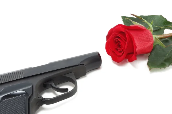 Pistolet et une rose rouge — Photo
