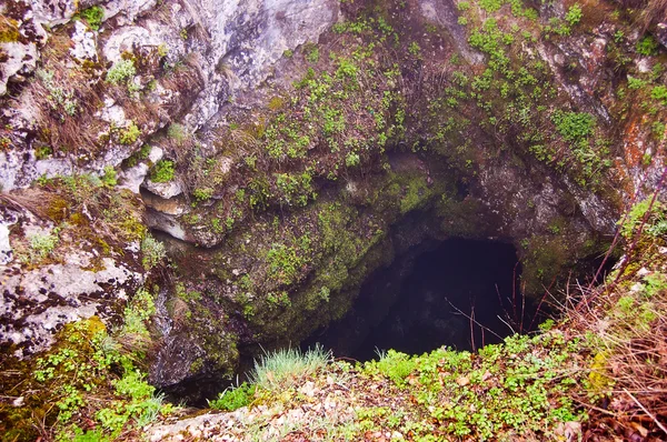 洞窟からの出口します。 — ストック写真