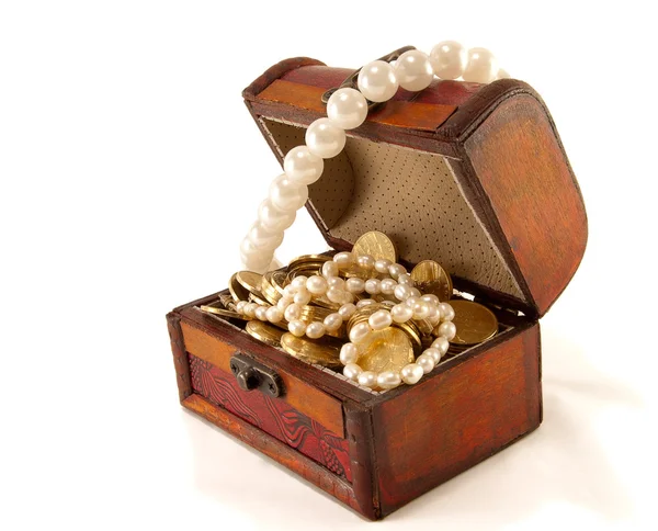 Chest with coins and large pearls — Stock Photo, Image