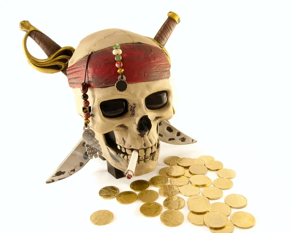 Cráneo de pirata esqueleto con monedas de metal y un cigarrillo — Foto de Stock