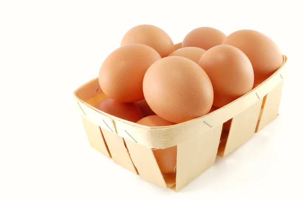 Яйця в кошику — стокове фото