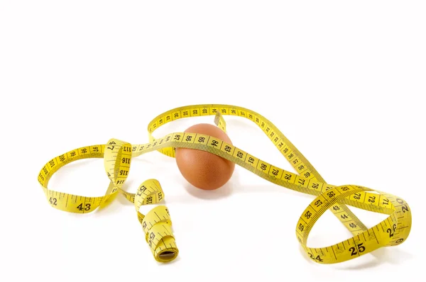 Яйцо и измерительная лента — стоковое фото