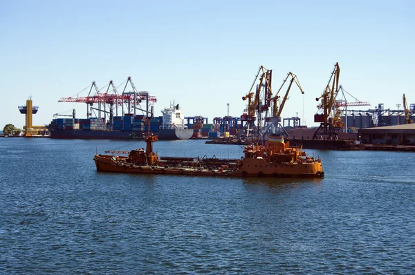 Буксир човні в бухті Одеського порту — стокове фото