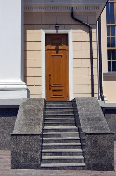 Die Granittreppe von der Eingangstür — Stockfoto