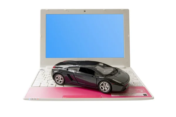 키보드에서 자동차와 함께 핑크 노트북을 열으십시오 — 스톡 사진