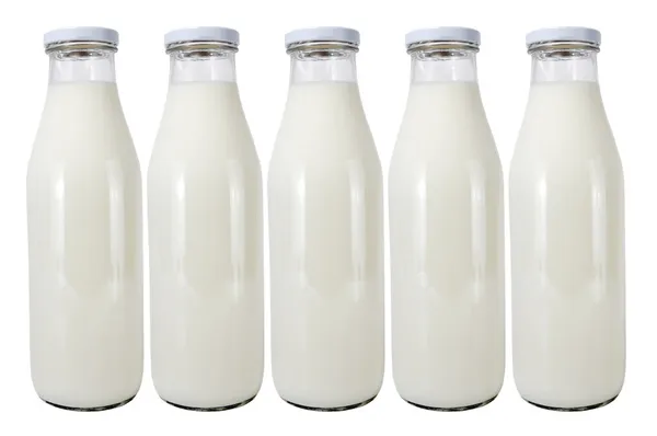 Πέντε γυάλινα μπουκάλια με γάλα — Φωτογραφία Αρχείου