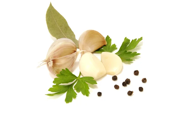 Stroužky česneku a petržele, bobkový list a pepř — Stock fotografie