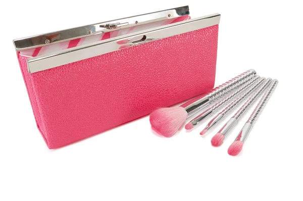Rosa handväska och kosmetikborstar — Stockfoto