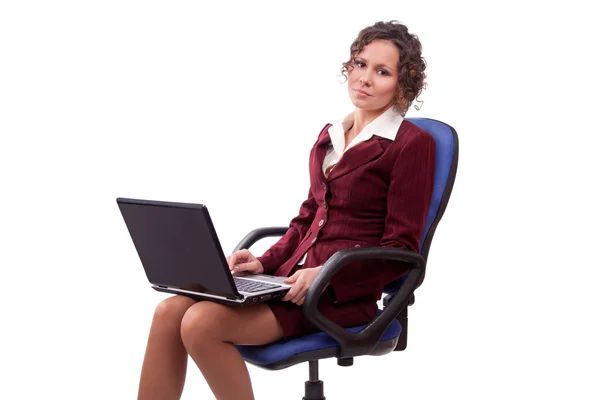 Dizüstü bilgisayar ile sandalye üzerinde oturan bir iş kadını — Stok fotoğraf