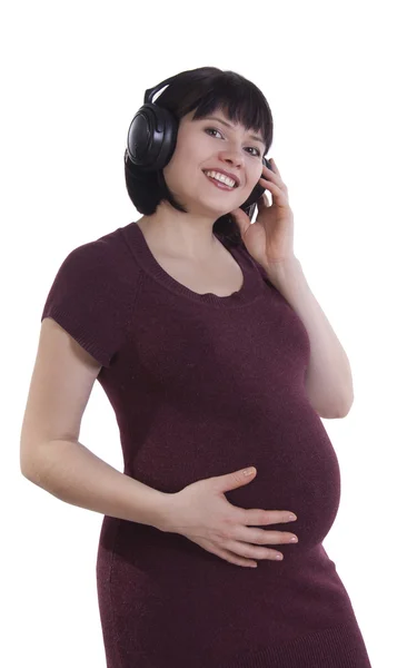 妊娠中の女性の音楽を聴く. — ストック写真