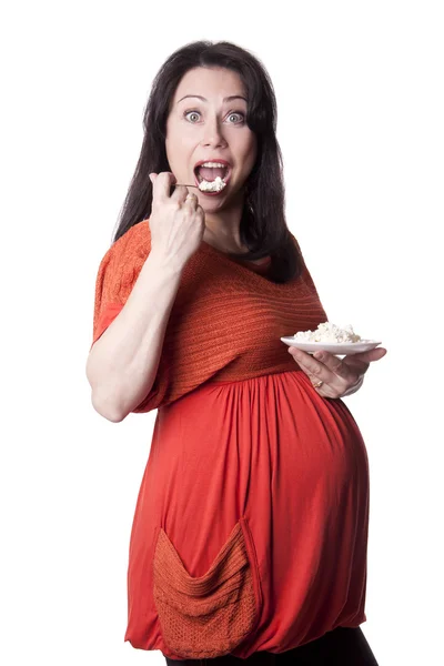Ενηλίκων έγκυος γυναίκα τρώει το τυρί εξοχικών σπιτιών. — Φωτογραφία Αρχείου