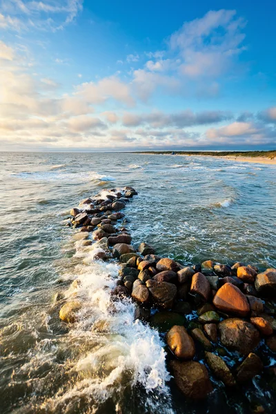 Pedras na água do mar — Fotografia de Stock