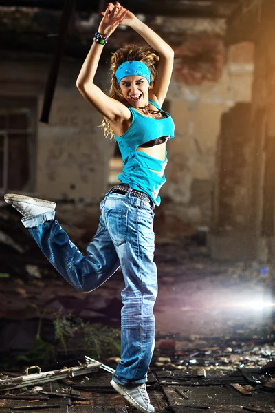 Mujer joven bailando — Foto de Stock