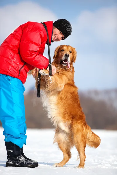 犬と若い男 — ストック写真