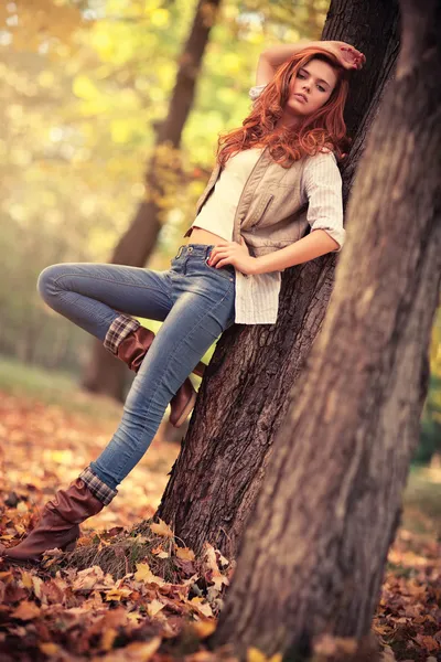 Joven mujer delgada retrato de otoño — Foto de Stock