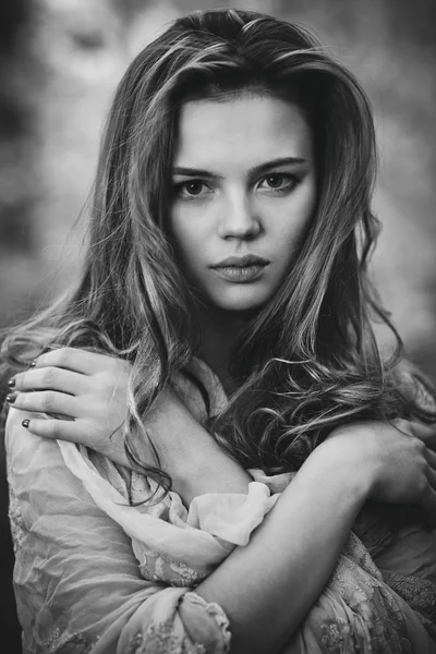 Fiatal nő a szabadban portré — Stock Fotó