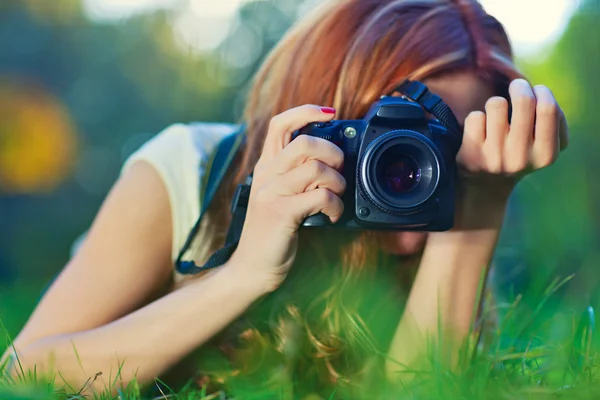 若い女性のカメラマン — ストック写真