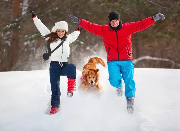 Jovem casal com cão divertido — Fotografia de Stock