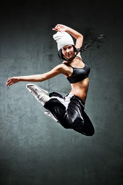 Jeune femme danseuse sautant — Photo