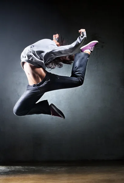 Młoda kobieta tancerz skoki — Zdjęcie stockowe