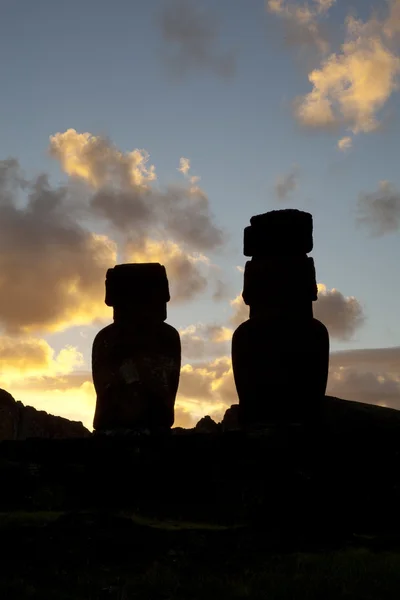 Νησί του Πάσχα αγάλματα στο ηλιοβασίλεμα — Φωτογραφία Αρχείου