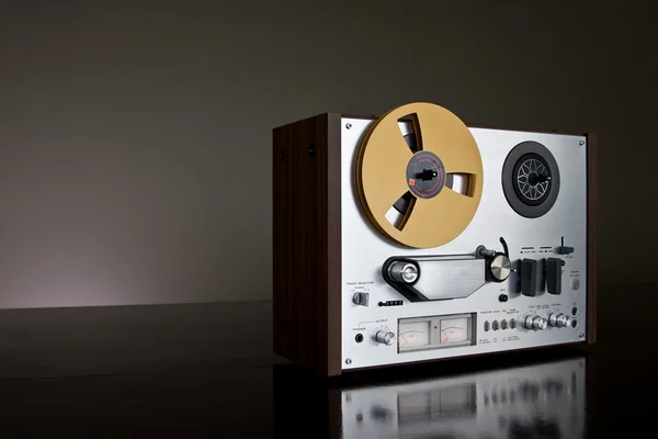 老式模拟盘式立体声磁带卡座录音机 — 图库照片