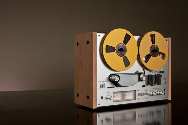 Vintage dek voor analoge stereo reel-to-reel tape recorder — Stockfoto