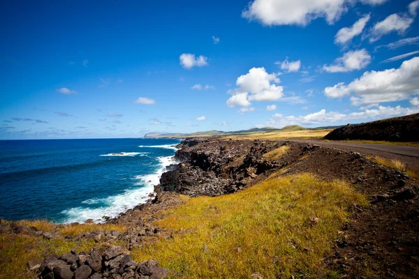 Velikonoční ostrov pobřeží, otevřený prostor, bílé vlny, tmavě modré skie — Stock fotografie