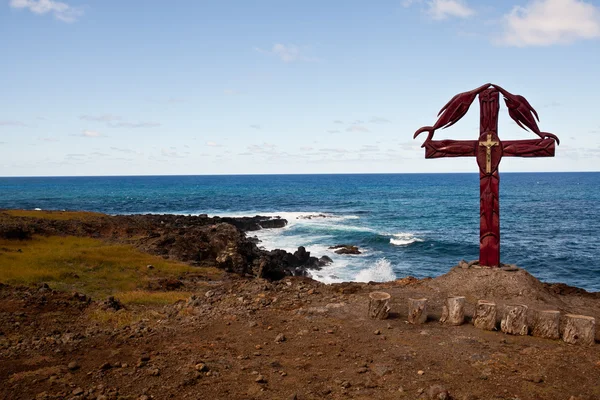 Křesťanský kříž na pobřeží Velikonočního ostrova — Stock fotografie
