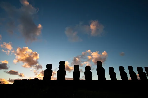 Velikonoční ostrov sochy v soumraku — Stock fotografie