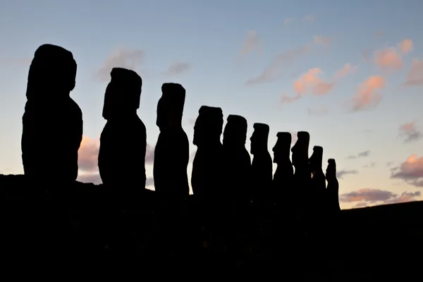 Estatuas de Isla de Pascua en el atardecer — Foto de Stock