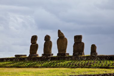 manzaralı bir Paskalya Adası heykel