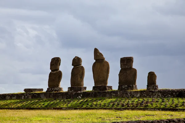 Vista panorámica de las estatuas de la Isla de Pascua — Foto de Stock