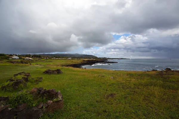 Île de Pâques Côtes, espace ouvert, vagues blanches, ciel bleu profond — Photo