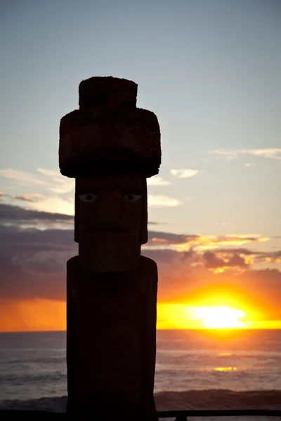 Påskön statyn i solnedgången — Stockfoto