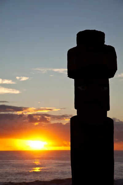 复活节岛雕像在夕阳下 — 图库照片