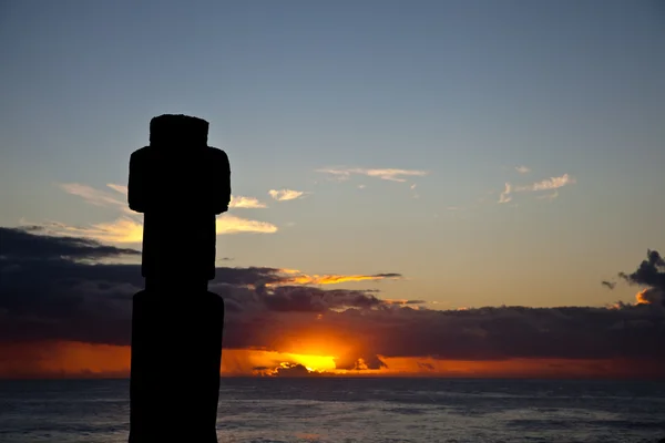 Statuia Insulei Paștelui în apusul soarelui — Fotografie, imagine de stoc