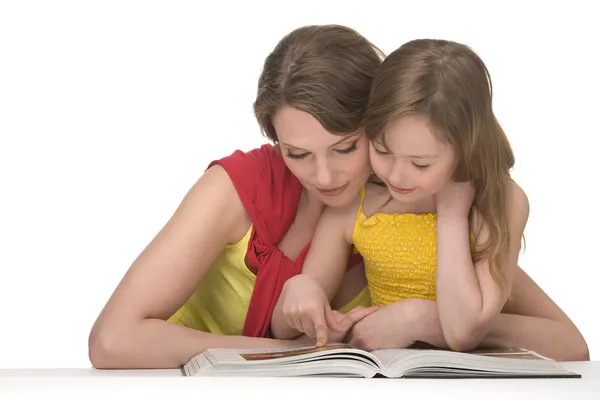 Mère et fille lisent le livre — Photo