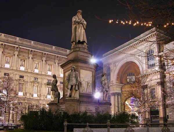 Monumento de Leonardo por la noche, Milán, Italia — Foto de Stock