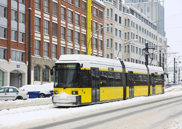 Berlin'de sarı tramvay — Stok fotoğraf