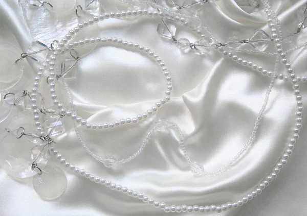 Białe perły i perłowe beeds na biały jedwab — Zdjęcie stockowe