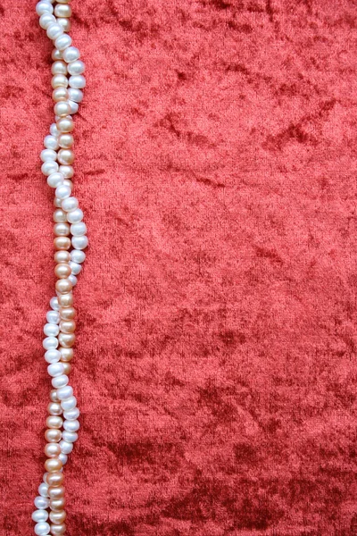 Białe i różowe perły na aksamitnej terakoty — Zdjęcie stockowe