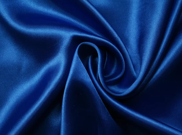 Гладкий элегантный темно-синий шелк в качестве фона — стоковое фото