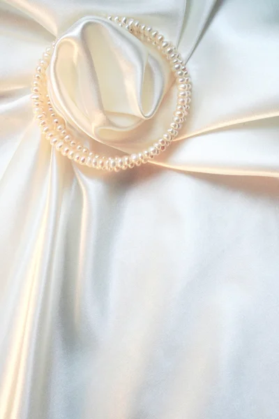 Slät elegant vitt siden med pärlor som bröllop bakgrund — Stockfoto