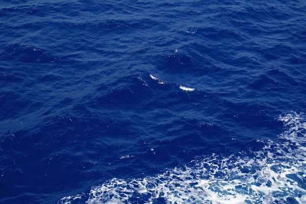 Superfície de água do mar azul escuro com ondulação como fundo — Fotografia de Stock