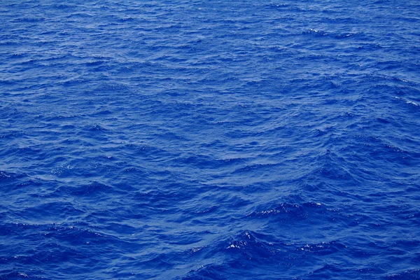 Superfície azul da água do mar com ondulação — Fotografia de Stock