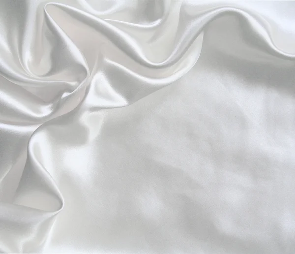 Гладкий элегантный белый шелк в качестве свадебного фона — стоковое фото